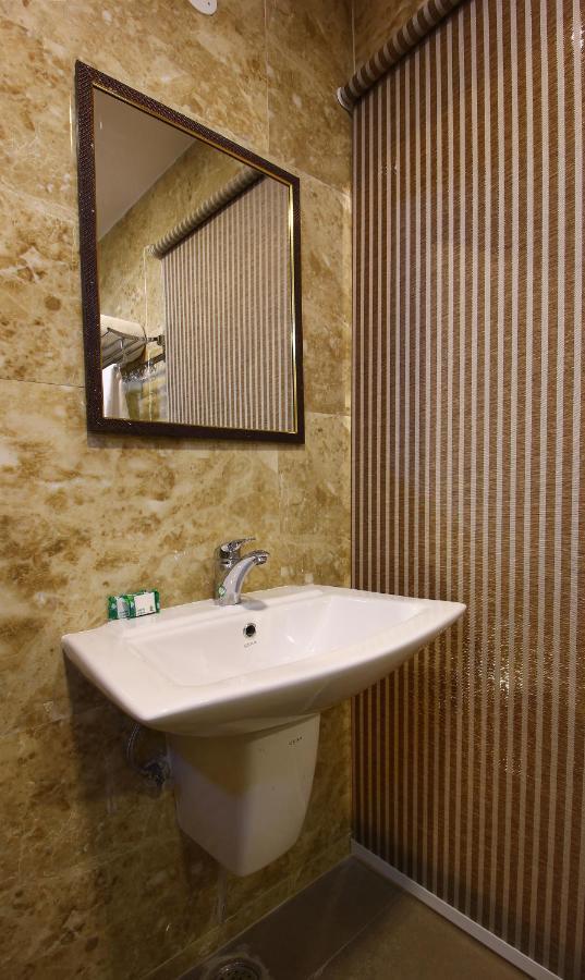 Treebo Address Inn, Banjara Hills Hyderabad Exterior foto